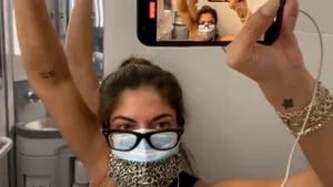 VIDEO O femeie s-a autoizolat în toaleta avionului, după ce şi-a făcut un test rapid COVID în timpul zborului