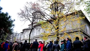 Fascinaţia pentru moaşte. De ce îşi freacă românii portofelele de raclă