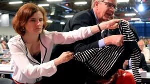 Un lider al opoziţiei germane a primit un TORT în faţă, ca protest faţă de politica sa antiimigraţie - FOTO, VIDEO