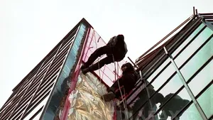 Un alpinist utilitar care curăţa geamurile unui cămin studenţesc din Cluj a căzut de la etajul şase