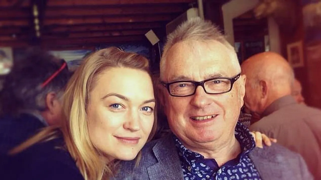 Actriţa Sophia Myles anunţă că tatăl său a murit din cauza COVID-19