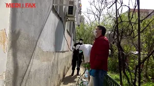 Operaţiunea de dezinfectare a blocurilor din Capitală a început sub supravegherea primarilor. La ce se pot aştepta locatarii