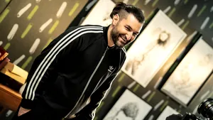 O glumă pe Facebook s-a transformat în campania naţională „300 000 pentru educaţie”. Smiley îşi îndeamnă „angajaţii” să doneze pentru sute de mii de copii defavorizaţi