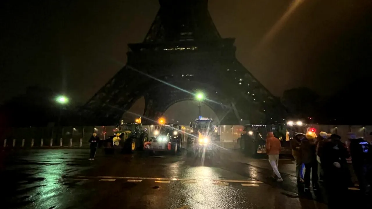 Fermierii francezi blochează obiective din Paris cu tractoare în semn de protest