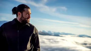 Smiley apare deprimat, cu cearcăne negre, tendinţe suicidale şi atacuri de panică