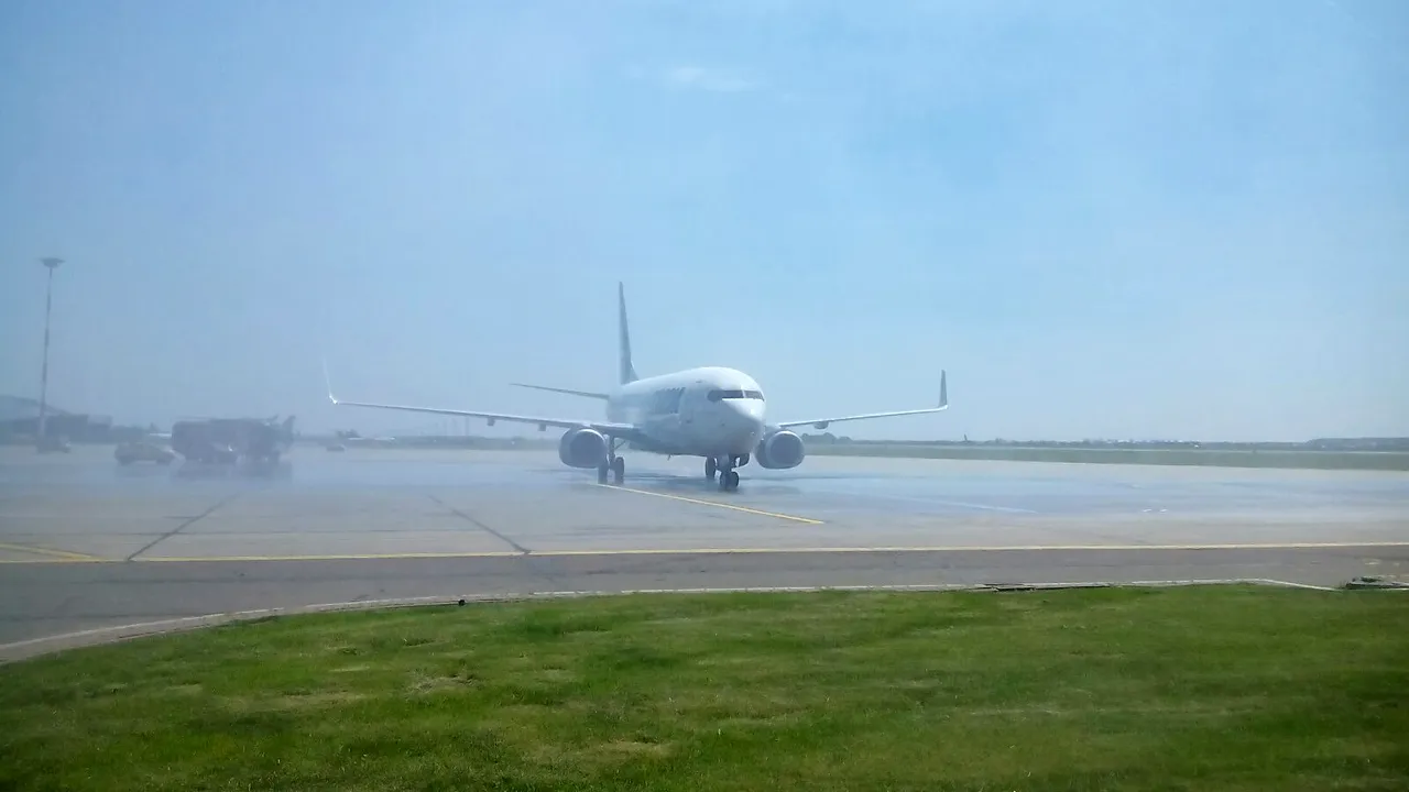AVION cu 41 de pasageri la bord, întors pe aeroport din cauza unor defecţiuni tehnice. Alina Gorghiu, printre pasagerii aeronavei