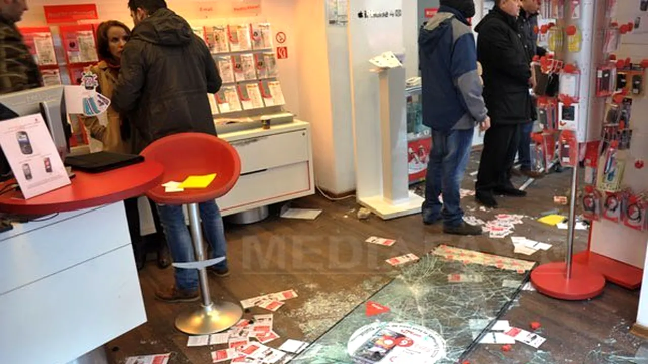 Alte două persoane arestate pentru jaf din sediul unei societăţi de telefonie, în timpul protestelor