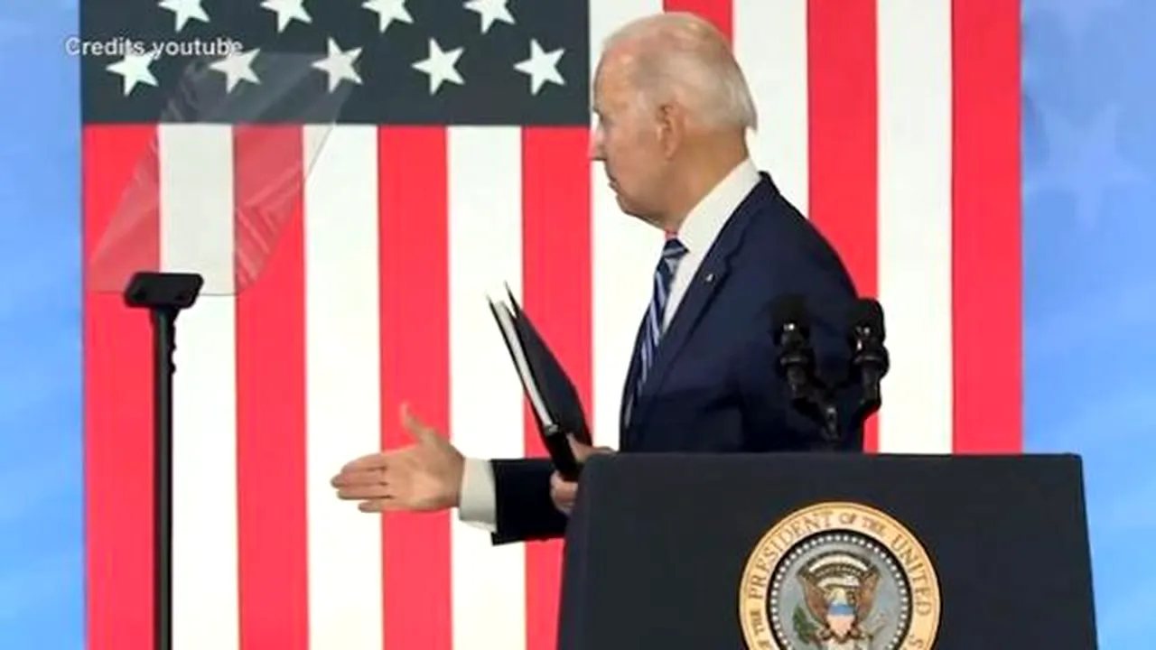 Gafa preşedintelui Biden: se întoarce să strângă mâna, dar nu era nimeni lângă el


