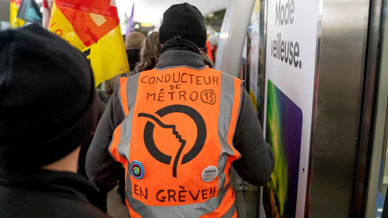 Mecanicii de la metroul din Paris protestează. Motivul pentru care angajaţii au devenit brusc solidari