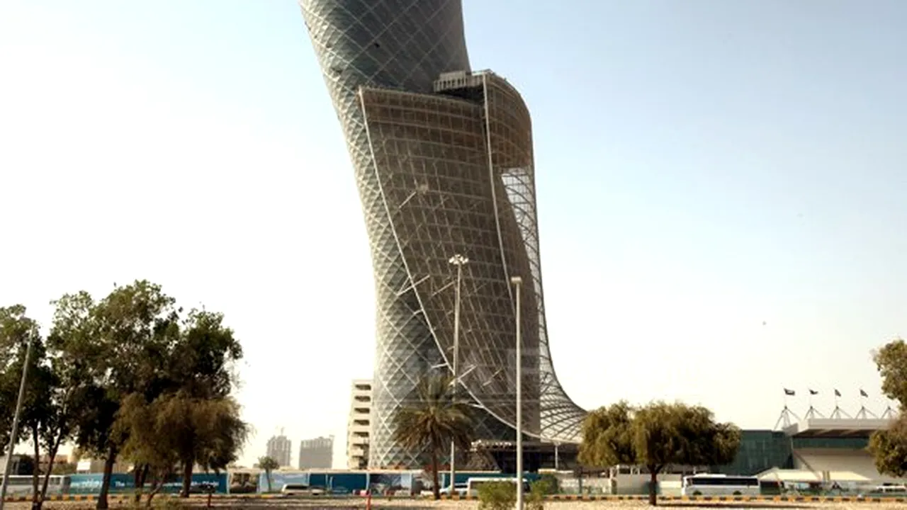 Record Guinness: Capital Gate din Abu Dhabi, desemnat cel mai înclinat turn din lume - FOTO