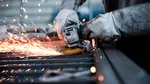 Activitatea din fabricile din China își revine, în timp ce războiul cu Iranul amenință creșterea economică