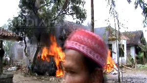 Musulmanii extremişti incendiază două biserici în Indonezia