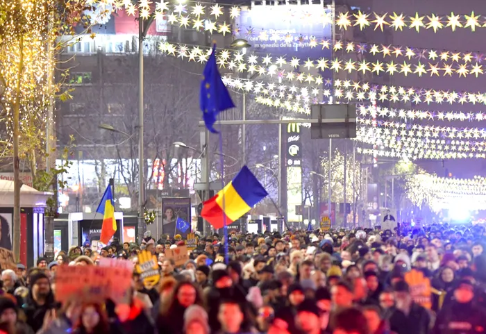 SOCIAL A cincea zi de proteste pentru o justiție independentă. Aproximativ 10.000 de oameni au mers în marș spre Piața Victoriei: „Lia, Lia, te așteaptă pușcăria”