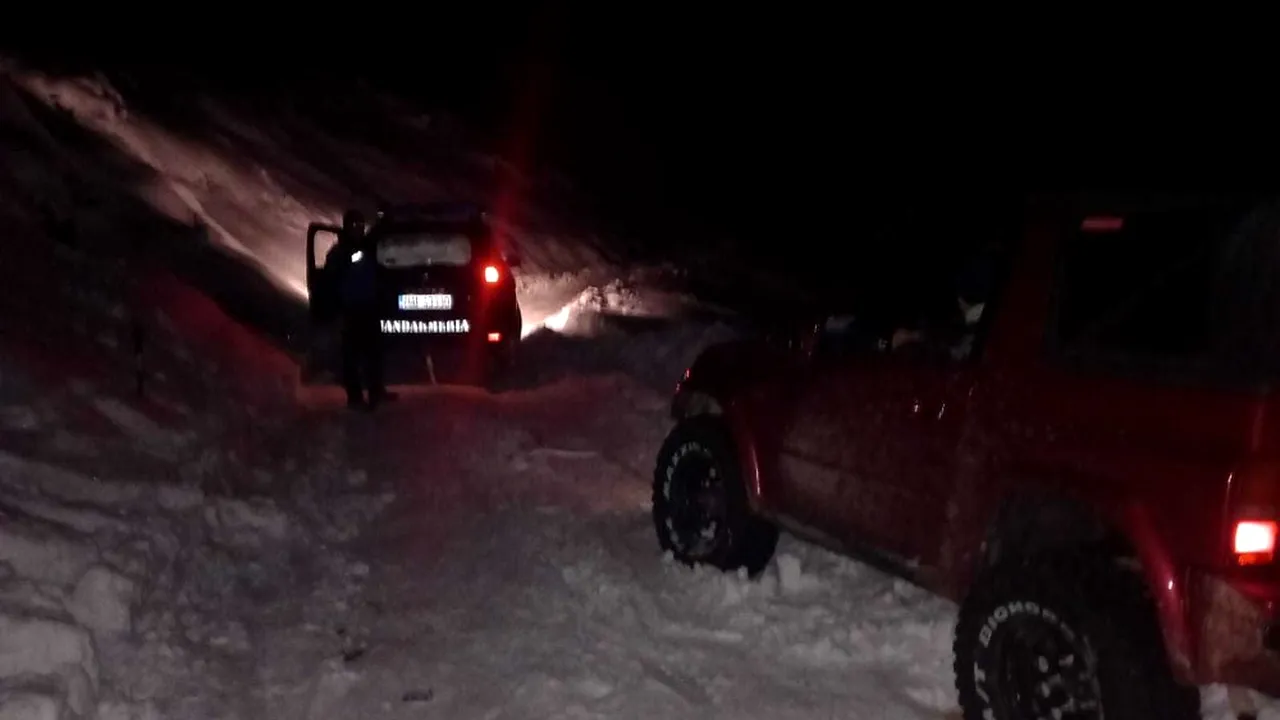 Doi clujeni au rămas înzăpeziţi în timp ce încercau să ajungă cu maşina spre Vârful Bihor. Au intervenit jandarmii