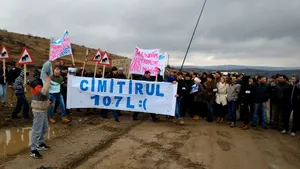 Cluj: Protest faţă de un drum judeţean stricat de camioane, oamenii 