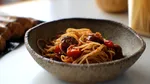 REȚETĂ VIDEO | Spaghetti țărănești cu Cârnați Durdulii și telemea. Rețeta care transformă câteva ingrediente simple într-o masă plină de gust