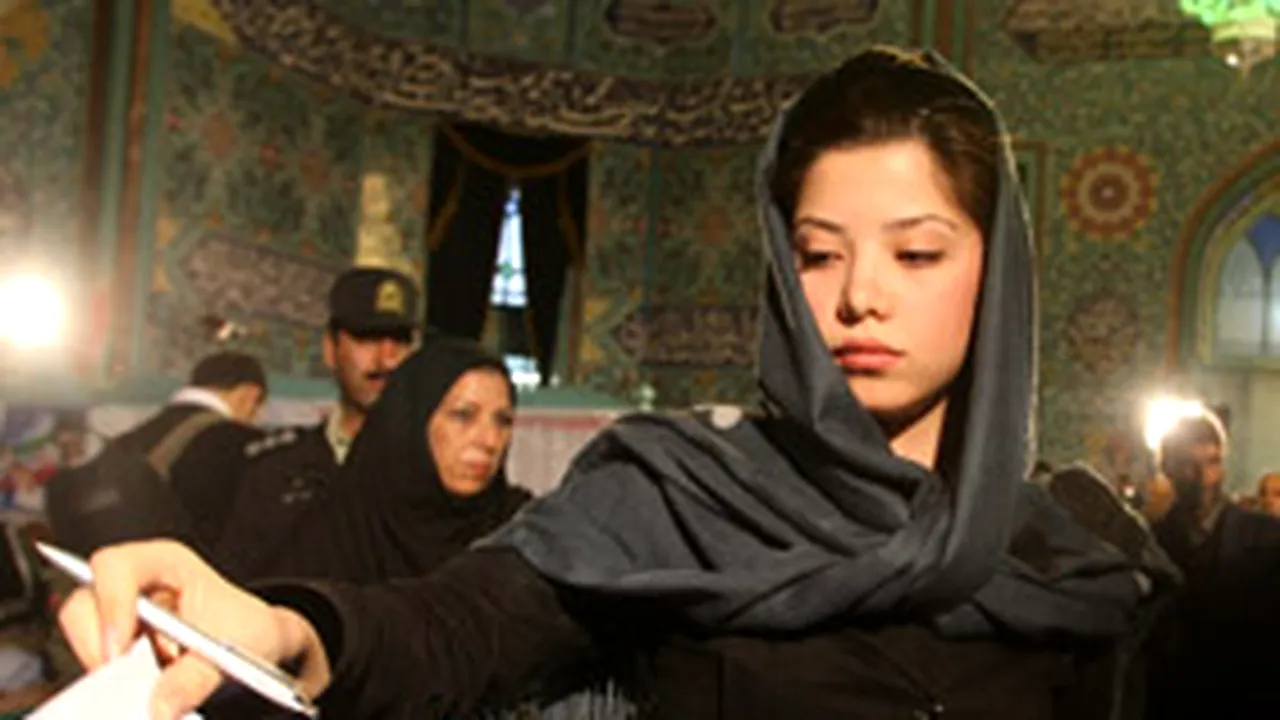 Conservatorii iranieni obţin majoritatea parlamentară
