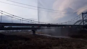 GALERIE FOTO O conductă veche s-a spart în Alba Iulia, iar apa ţâşneşte la peste 15 metri înălţime 