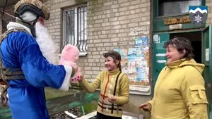 Un Moş Crăciun albastru, în zona de război la Bahmut: a împărţit cadouri şi zâmbete

