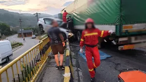 Accident groaznic pe Valea Oltului: Două persoane au fost rănite grav, una fiind în stare critică | FOTO