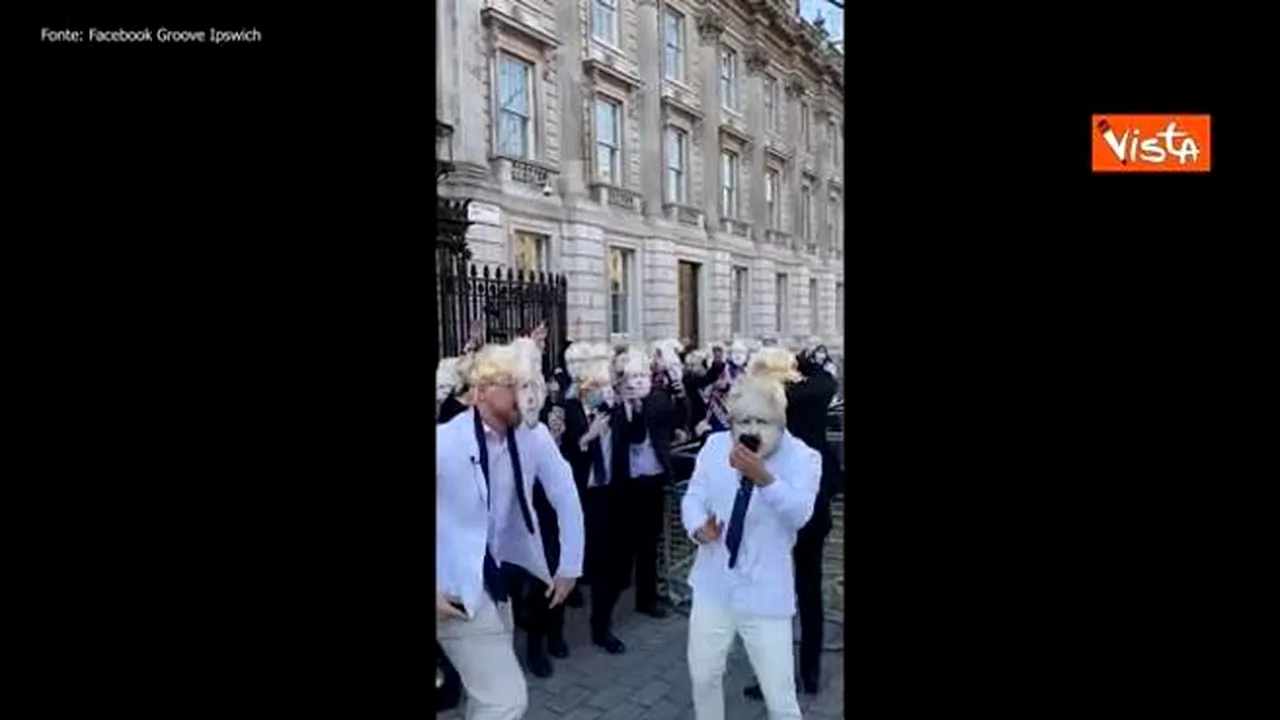 Petrecere în faţa Downing Street cu măşti Boris Johnson