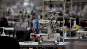 Ziua Muncii. Fabricile din România au pierdut aproape 500.000 de angajaţi în ultimii 25 de ani