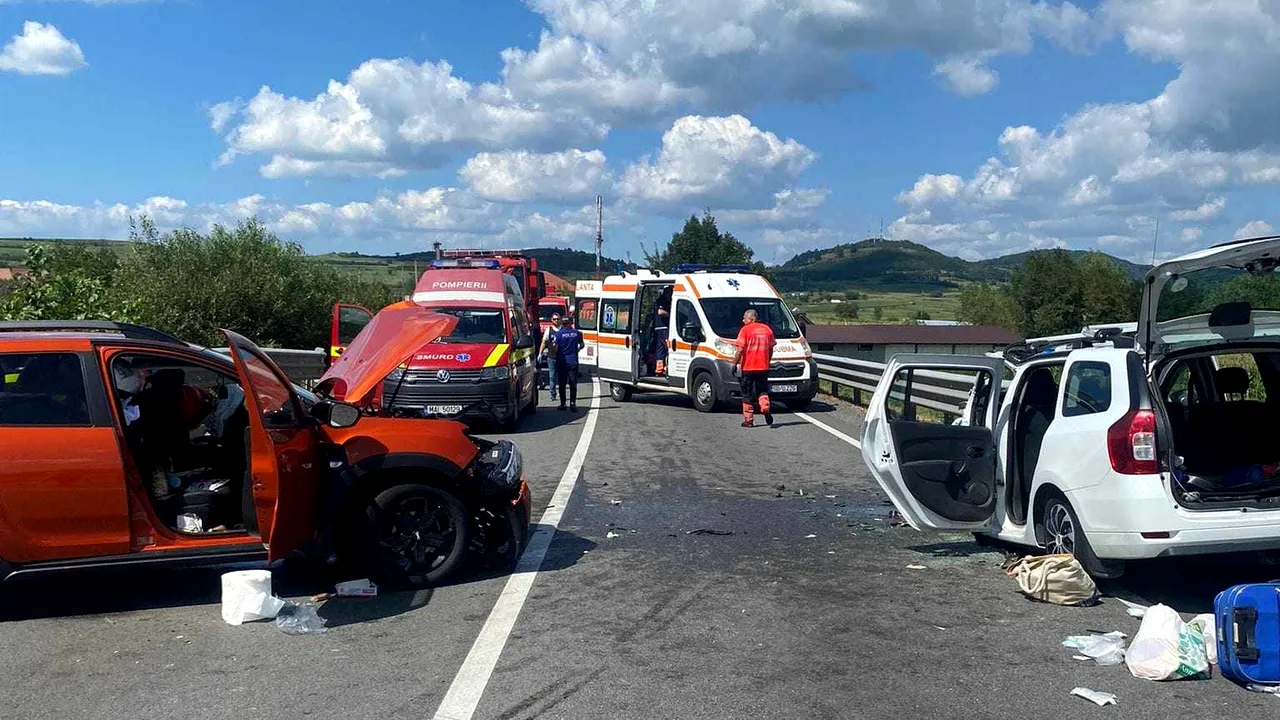 17 persoane implicate într-un accident cu mai multe maşini pe Valea Oltului: 4 sunt încarcerate