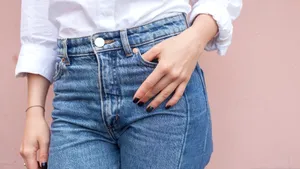 Blugii mom fit: confort și stil într-o singură piesă vestimentară (P)