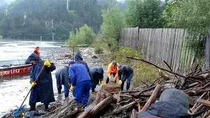 Ecologizarea Lacului Bicaz după inundaţii: Tone de deşeuri strânse de echipele care participă la acţiune | FOTO, VIDEO