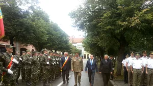 Ceremonial militar şi invitaţi din zece ţări, la Bistriţa, în oraşul Imnului Naţional 