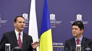 Corlăţean şi Sikorski cer românilor şi europenilor să cumpere vin moldovenesc, după boicotul rusesc