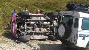 Accident pe Transalpina. Două persoane au fost rănite grav, în Parâng, după ce s-au răsturnat cu maşina lor de teren 