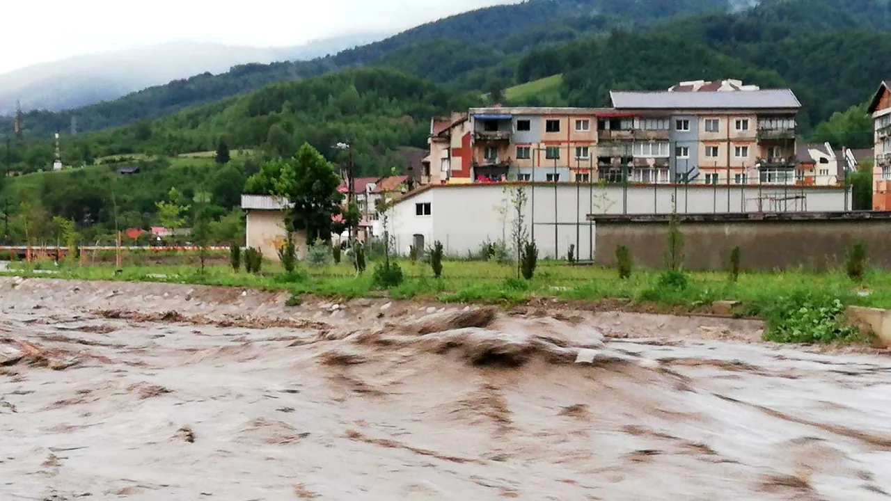 GALERIE FOTO | Imagini apocaliptice: alarmă de dezastre! Sute de oameni evacuaţi din cauza codului roşu de inundaţii din judeţul Hunedoara 