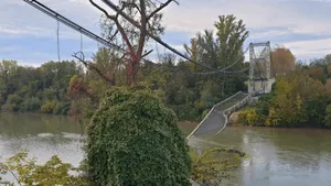 Tragedie în Franţa: Două persoane, între care o adolescentă, au murit, în urma prăbuşirii unui pod - FOTO, VIDEO