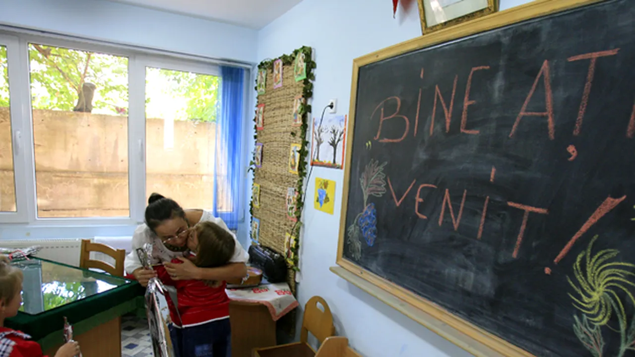 Învăţătorii şi educatorii, salarizaţi în funcţie de studii