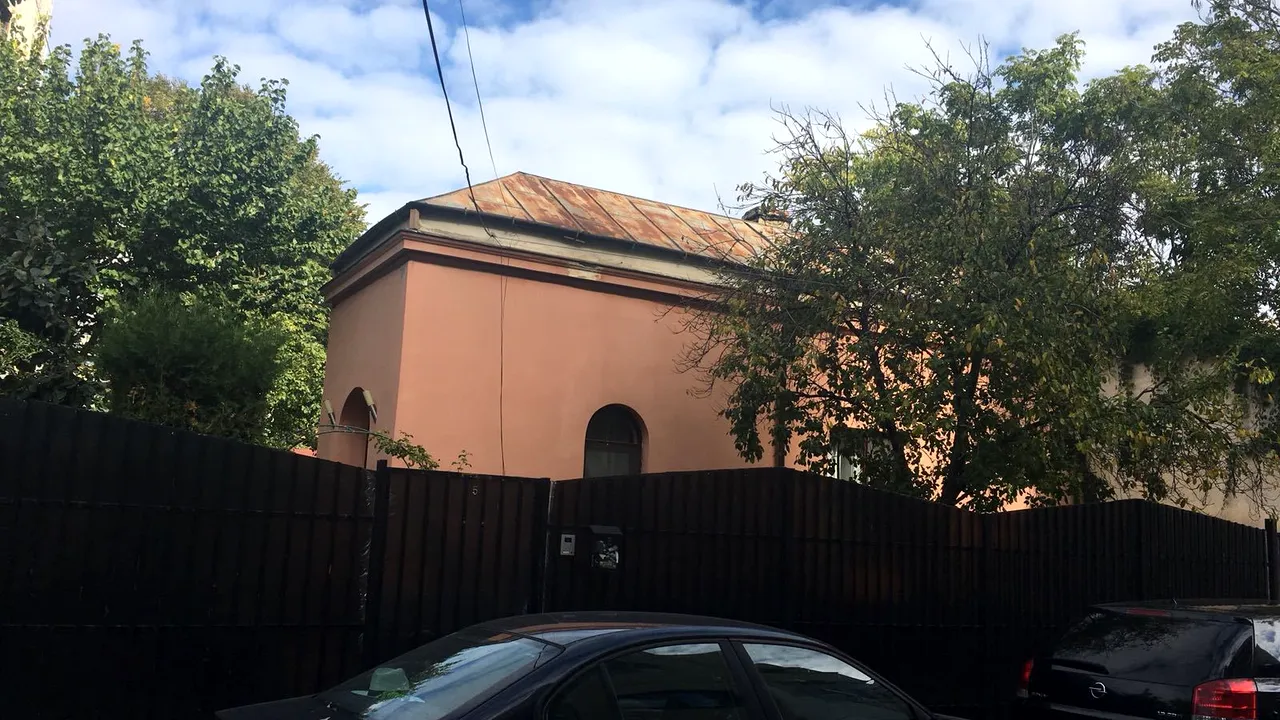 Casa NEOBIŞNUITĂ în care locuiesc 5.000 de votanţi şi pentru care s-au organizat două SECŢII de votare. Ce s-a întâmplat în ultimele 15 ore - FOTO