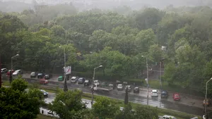 Circulaţie în condiţii de ceaţă şi ploaie pe drumuri din mai multe judeţe