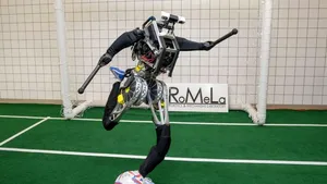 Artemis, un robot umanoid care joacă fotbal, este pregătit să intre pe teren