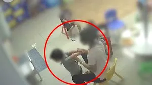 Educatoare din Israel, acuzată că obliga copiii să-şi înghită propria vomă/ Imagini şocante surprinse de camerele de supraveghere