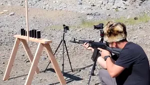 Test inedit: De câte iPhone-uri este nevoie pentru a opri un glonţ - VIDEO