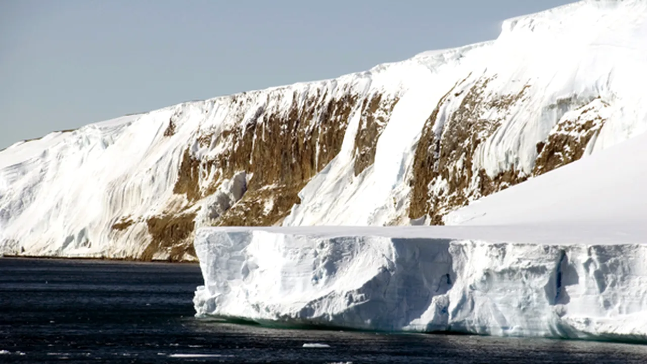 FOTO: Zăpada a devenit roşie la o staţie de cercetare din Antarctica