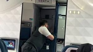 Puțini pasageri știu asta: ce se întâmplă când cineva atacă ușa cabinei piloților