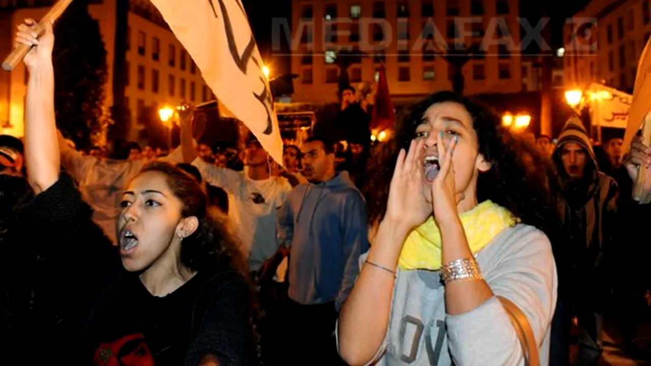 Tinerii marocani care revendică reforme democratice continuă manifestaţiile fără islamişti