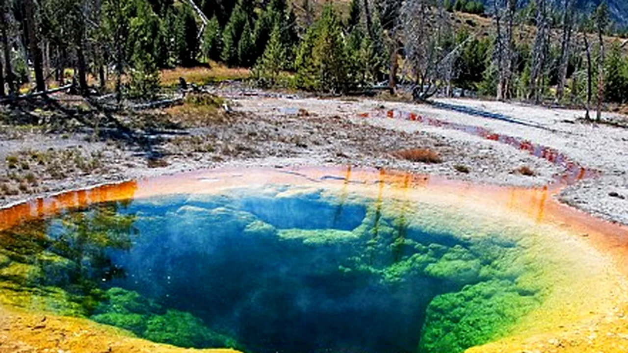 Un izvor termal din Parcul Naţional Yellowstone ERUPE. Fenomenul spectaculos se produce pentru a patra oară în 60 de ani, în SUA