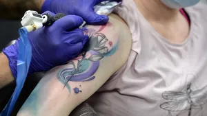 Uniunea Europeană interzice tuşurile colorate folosite la tatuare din motive sanitare. Există, însă, şi excepţii