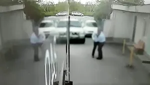 Şofer de autobuz, bătut CRUNT de un poliţist în Braşov/ Inspectoratul Judeţean de Poliţie a deschis o anchetă internă | VIDEO