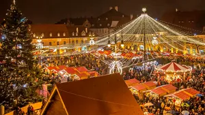 Sibiu: Moment de reculegere pentru victimele din Colectiv şi Paris, în deschiderea Târgului de Crăciun