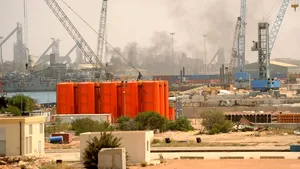 Forţele lui Muammar Kadhafi au bombardat depozite de carburant la Misrata