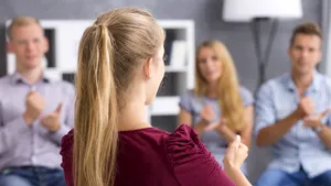 UDMR, replică pentru Săftoiu: Limbajul semnelor pentru deficienţii de auz, conform limbii materne