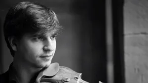 Violonistul Vlad Stănculeasa cântă la Bucureşti pe o vioară care a aparţinut lui George Enescu